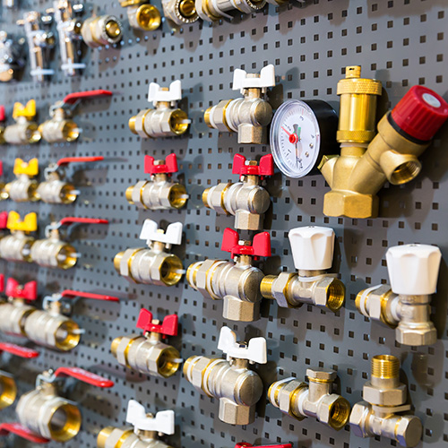 الصمامات وتركيبات الأنابيب والصلب ومواد البناء